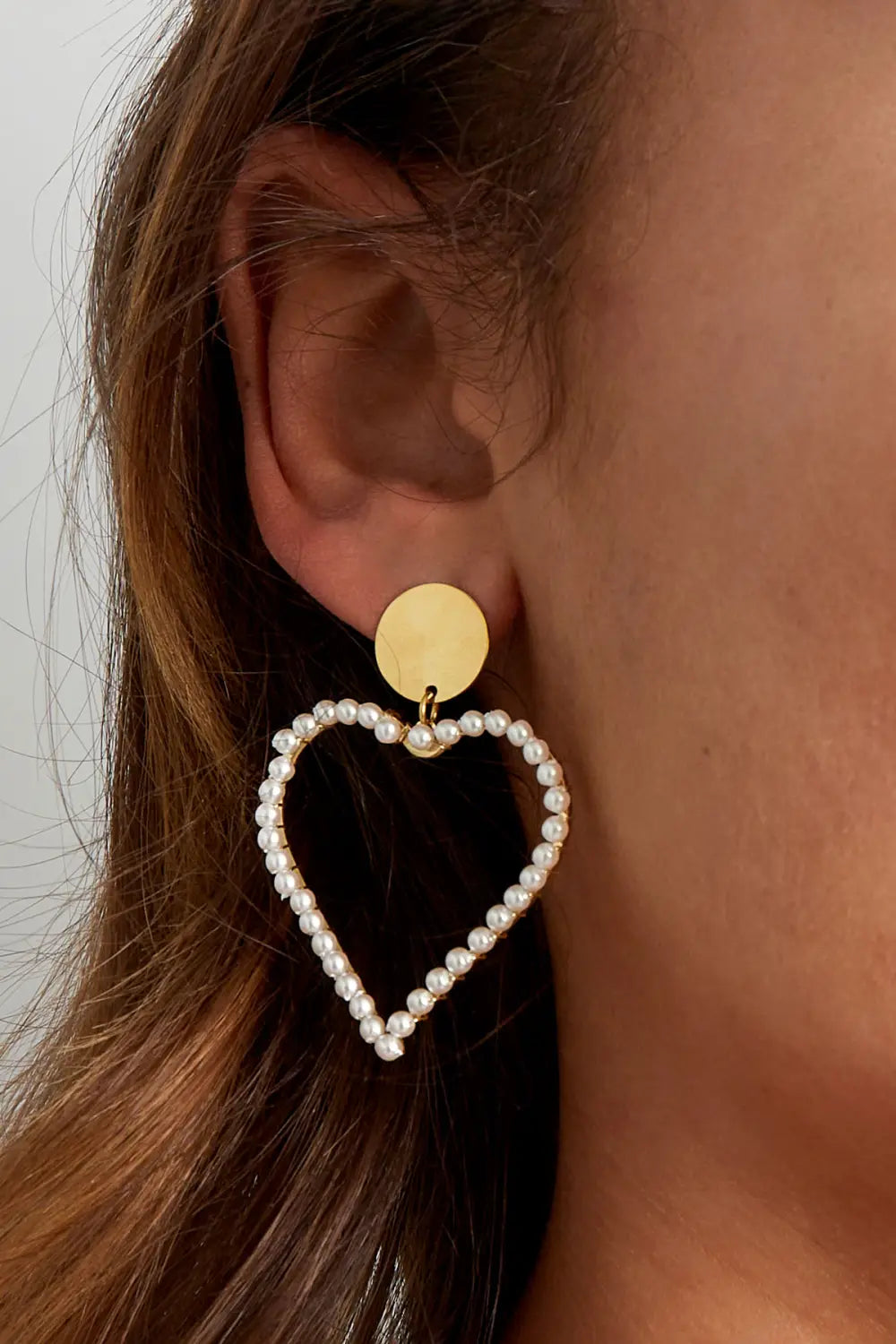 Heart Pearl gouden hart oorbellen met parels gedragen