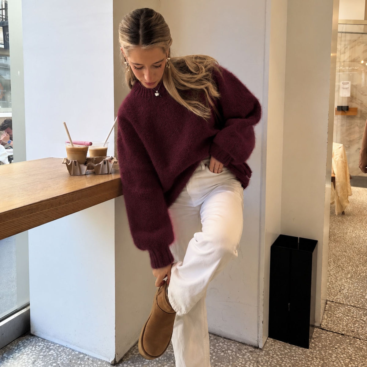Bordeauxrode oversized gebreide trui met mohair, gedragen met witte broek
