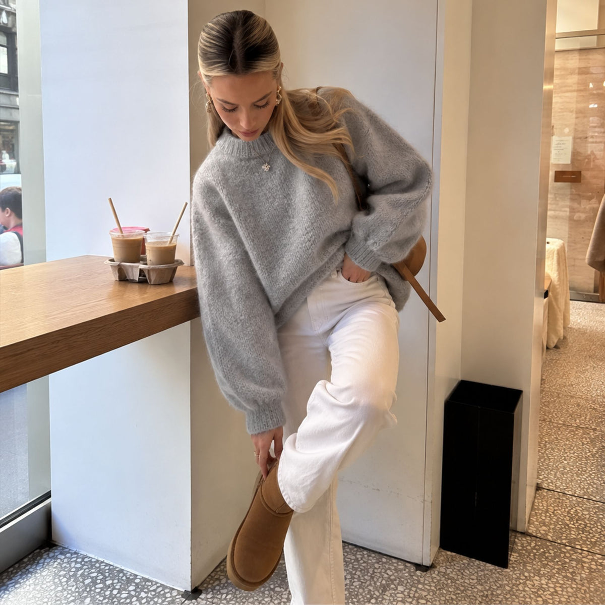 Lichtgrijze oversized gebreide trui met mohair, gedragen met witte broek