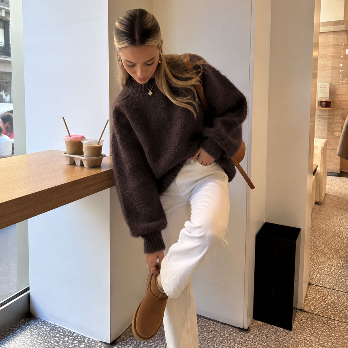 Bruine oversized gebreide trui met mohair, gedragen met witte broek