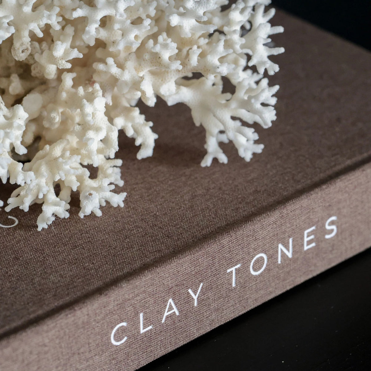 Opbergboek Clay Tones gestyled met woonaccessoires op tafel