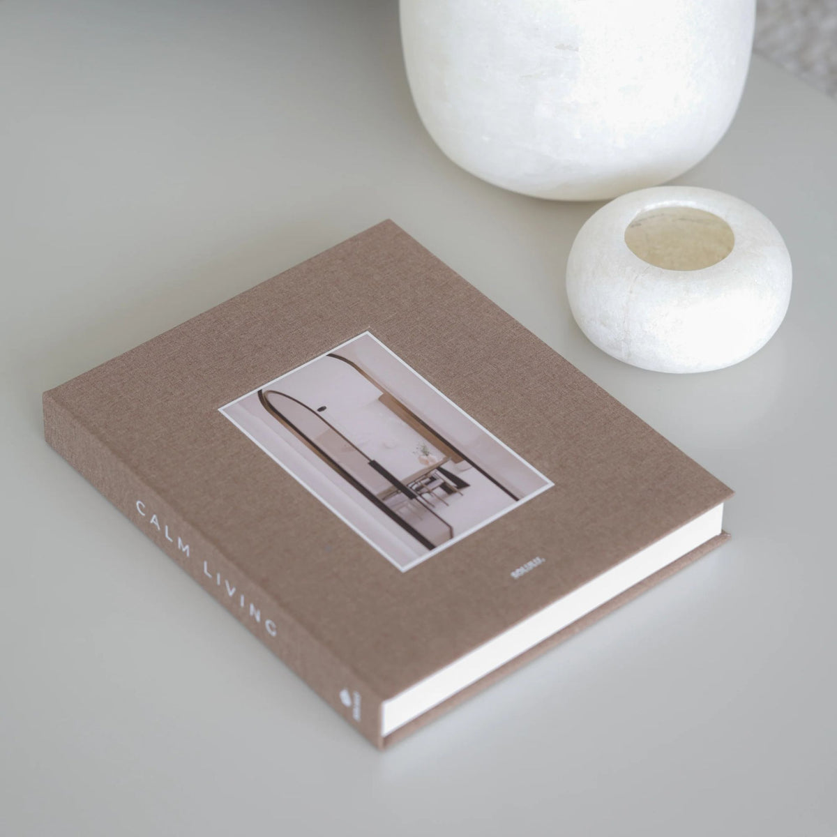 Opbergboek Calm Living gestyled met een alabaster op tafel