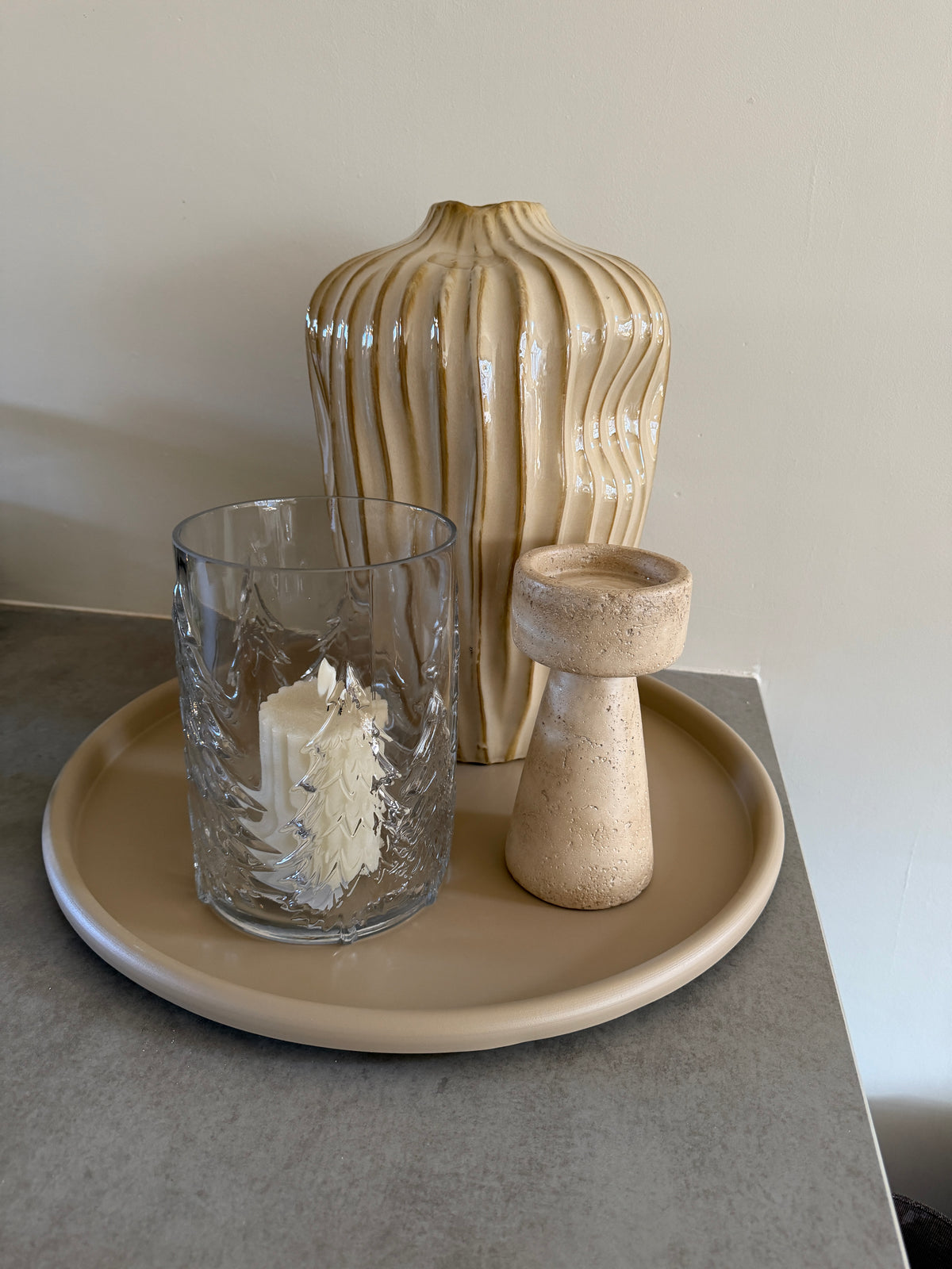 Beige vaas serafin gestyled op een dienblad met windlicht en kandelaar