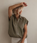 Sienna Gilet Khaki - oversized leather look vest dames, gecombineerd met witte broek voor een stijlvolle herfstlook