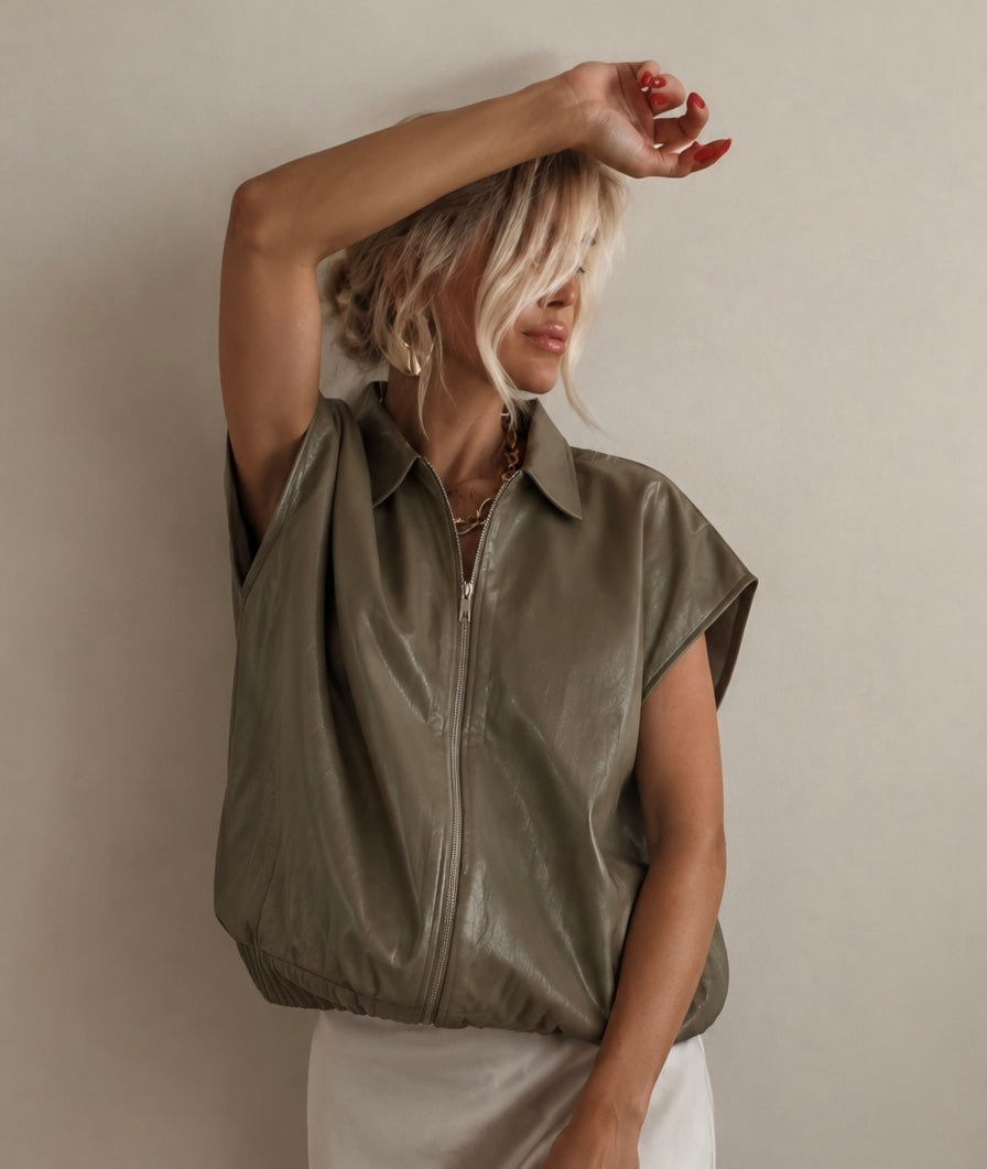 Sienna Gilet Khaki - oversized leather look vest dames, gecombineerd met witte broek voor een stijlvolle herfstlook