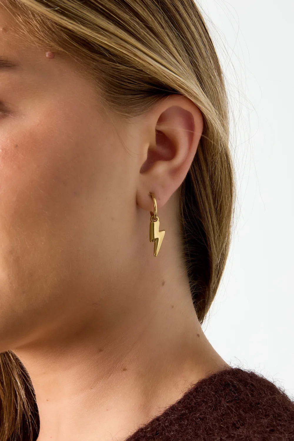 Lightning gouden bliksem oorbellen van stainless steel gedragen