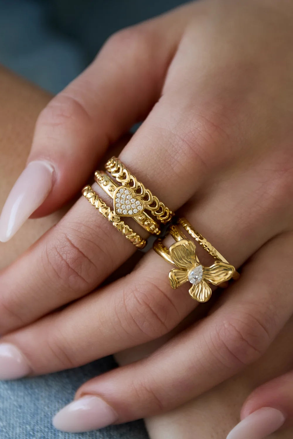 Ring Valentina goud met rhinestone hartje gedragen als statement ring