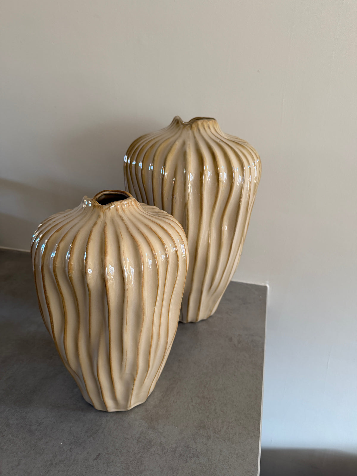 Beige decoratieve vaas Elara met verticale ribbelstructuur en glanzende afwerking