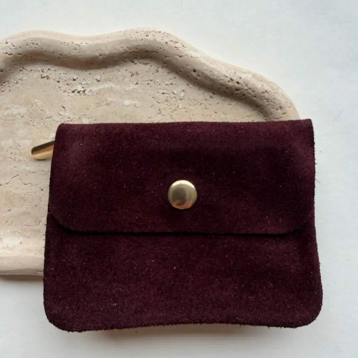 Burgundy suède dames portemonnee van echt leer met goudkleurige druksluiting