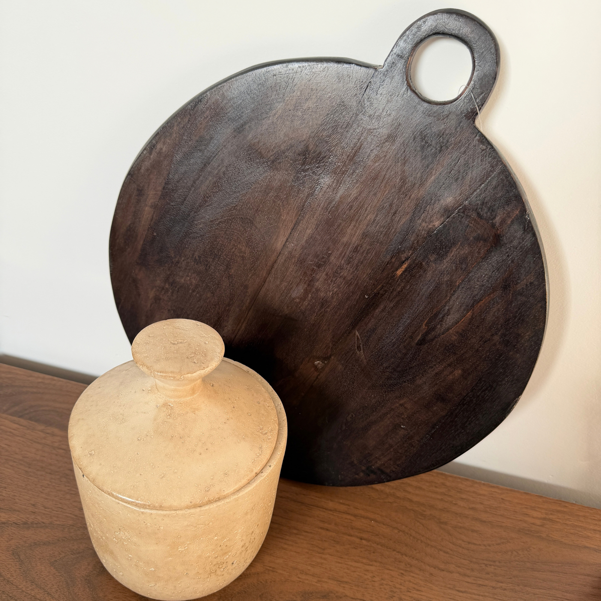 Donkerbruine mangohouten borrelplank rond 30 cm in interieur