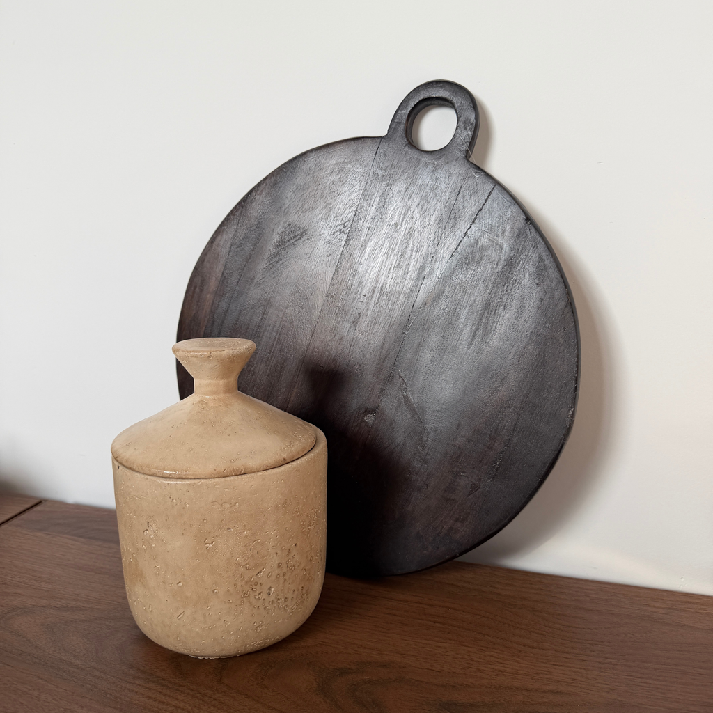 Ronde borrelplank van donker mangohout 30 cm met handvat