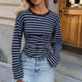 Vrouw draagt Micky Top in blauw/bruin gestreept met jeans