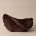 Bruine furry crossbody tas met verstelbare schouderband