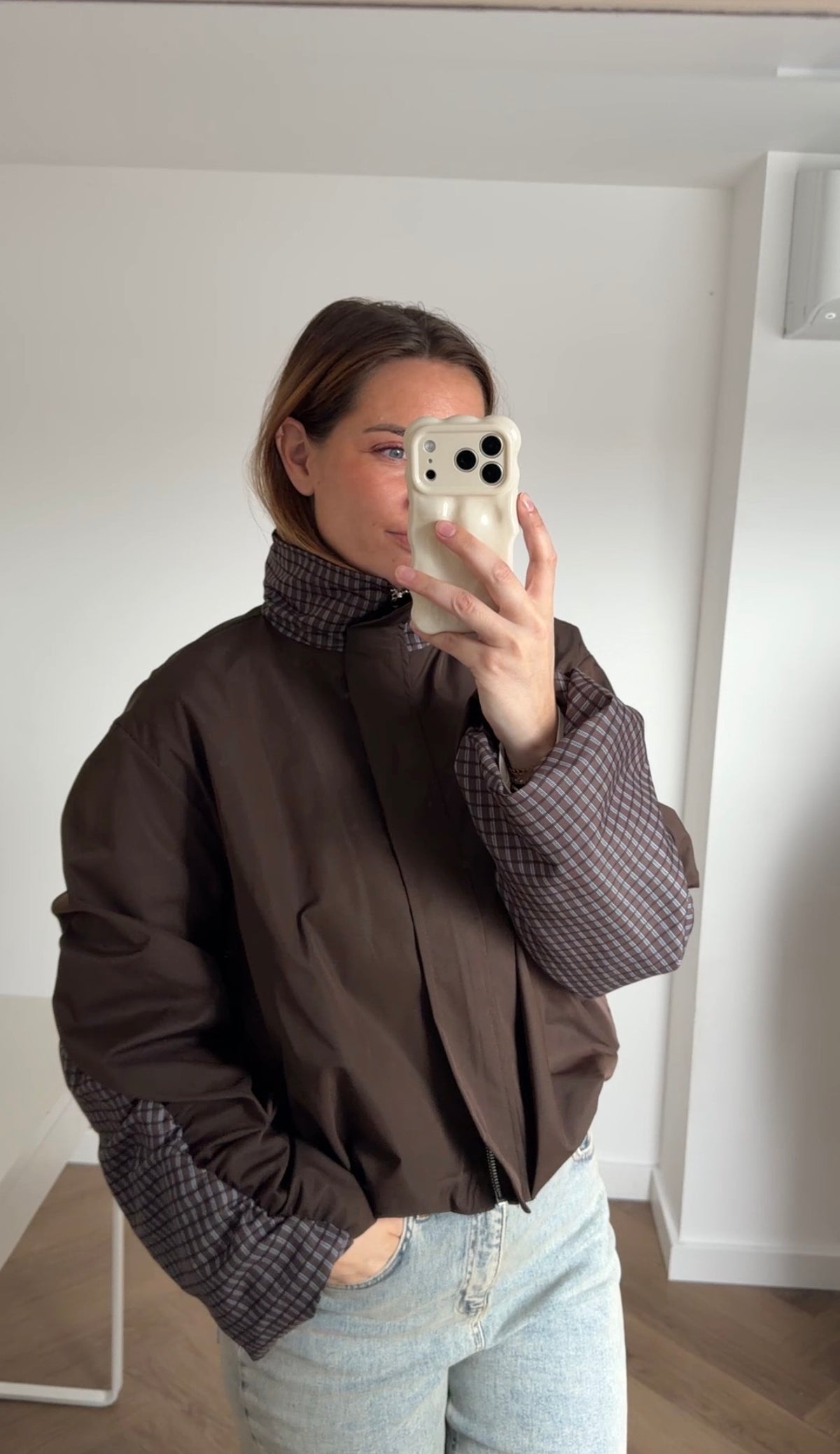 Jules Check Jacket – kort donkerbruin damesjasje met geruite kraag en mouwen