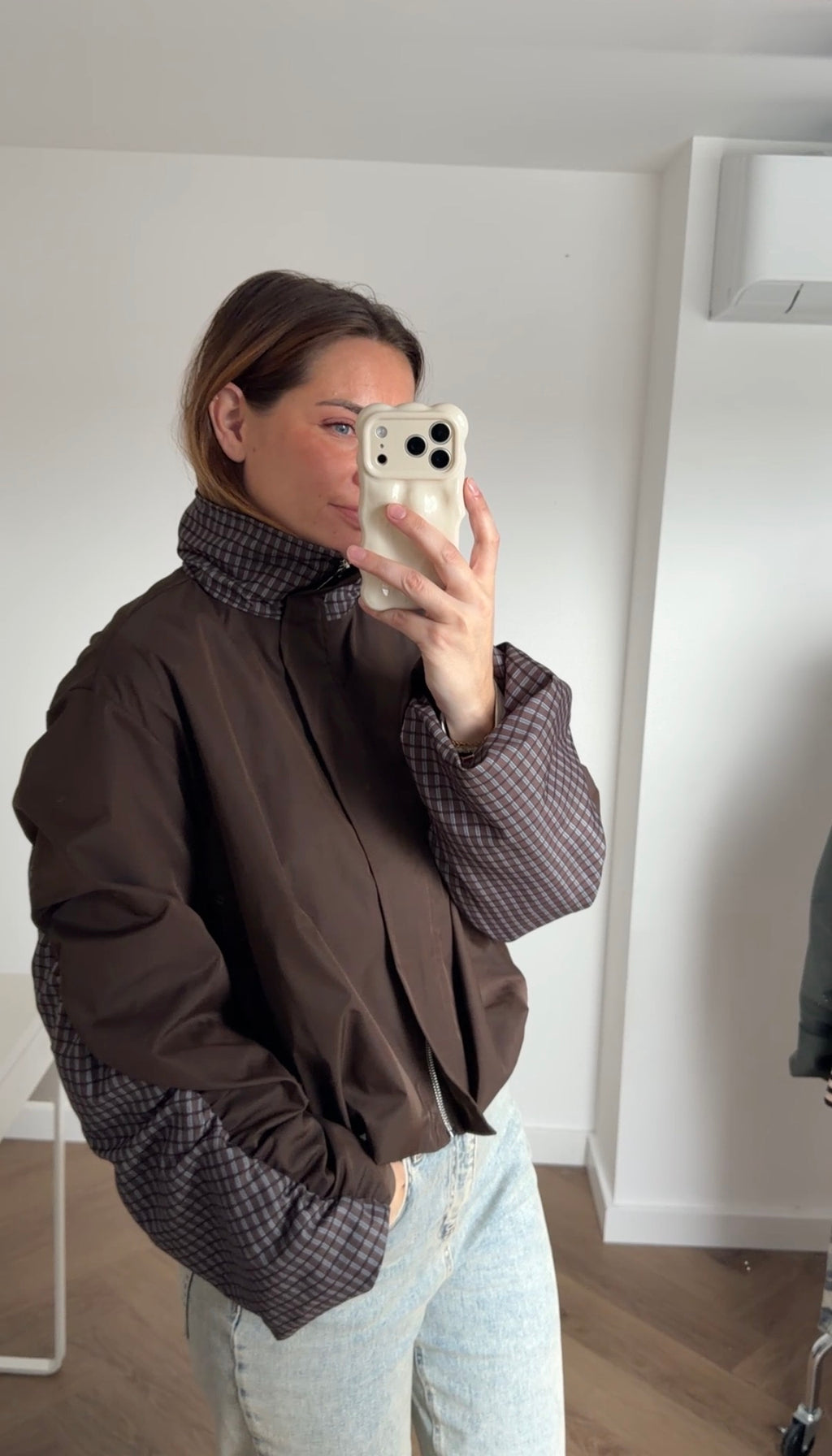 Bruin damesjasje met hoge geruite kraag en contrasterende geruite mouwdetails – Mysa Lifestyle