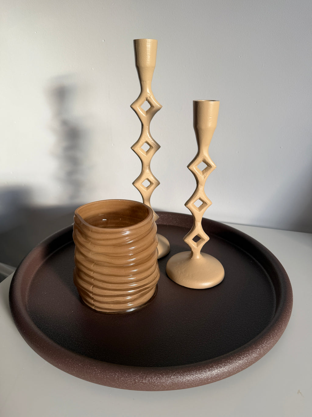 Bruin metalen decoratief dienblad met opstaande rand en gouden kandelaars