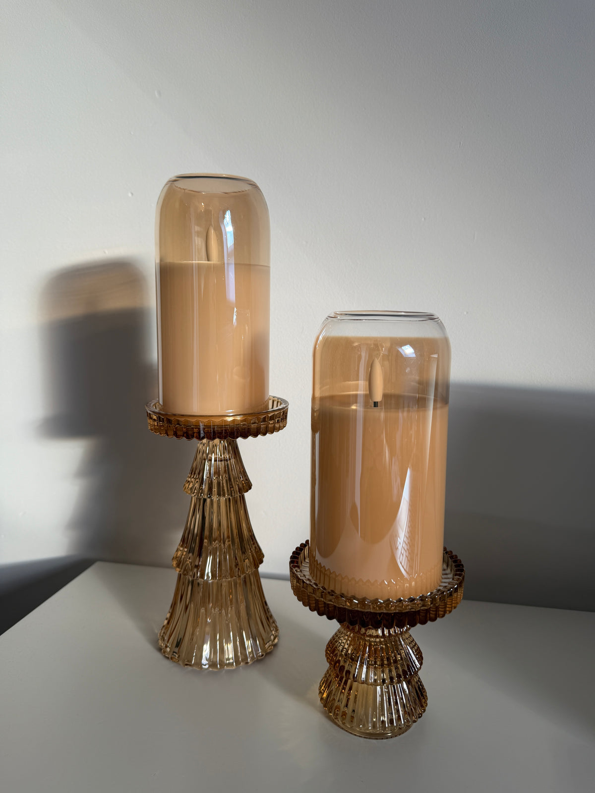 Glazen kandelaars in amberbruin met elegante geribbelde details in maat S en M