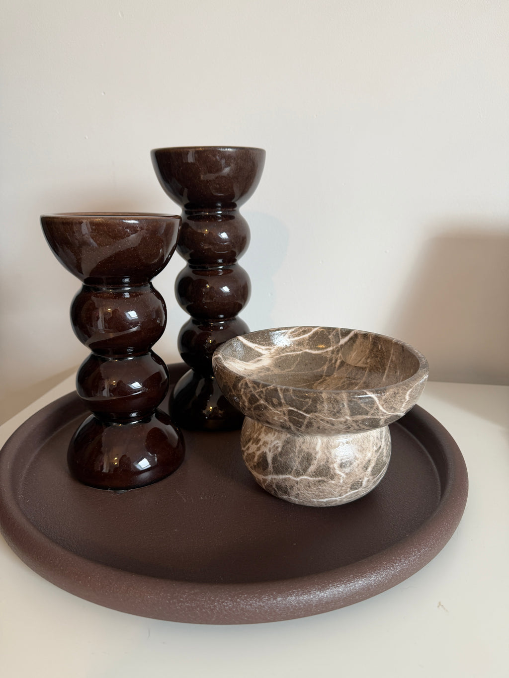 Decoratieve Marble Brown schaal van J. Kersten gecombineerd met warme woonaccessoires