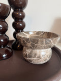 Decoratieve schaal van J. Kersten in bruin marmerbeton met ronde voet – 16 x 16 x 11 cm