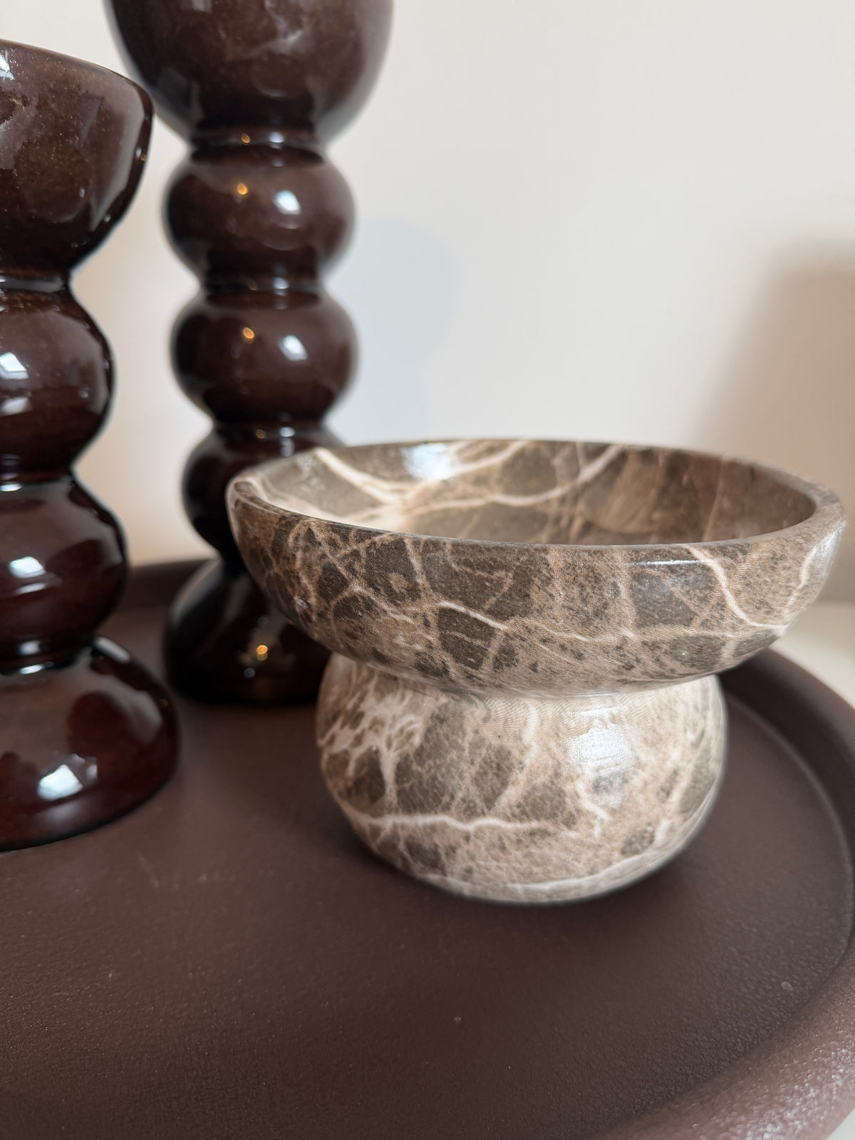 Decoratieve schaal van J. Kersten in bruin marmerbeton met ronde voet – 16 x 16 x 11 cm