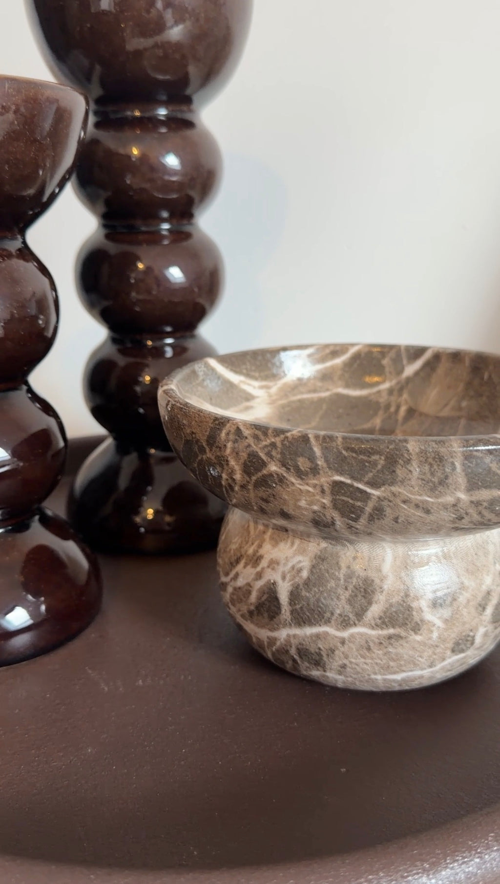 Close-up van decoratieve schaal met luxe marmerstructuur in bruin en beige