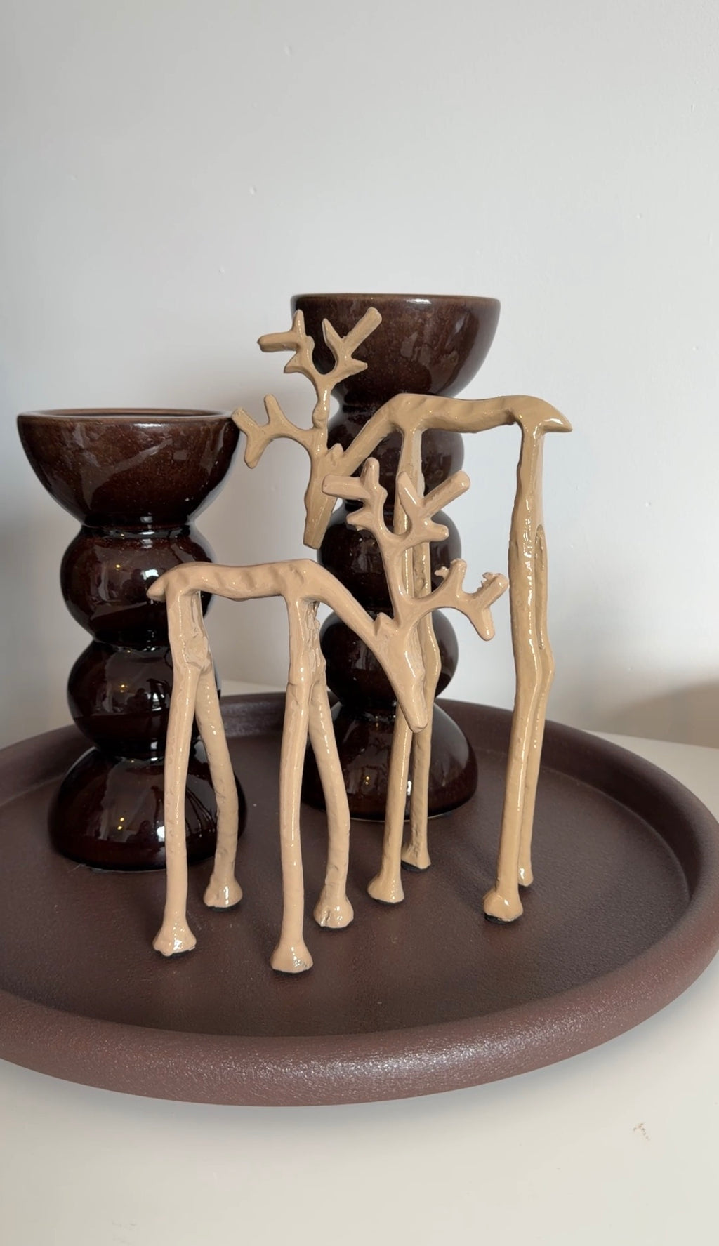 Twee decoratieve rendieren van Light & Living in glanzend beige polyresin, maat S en M