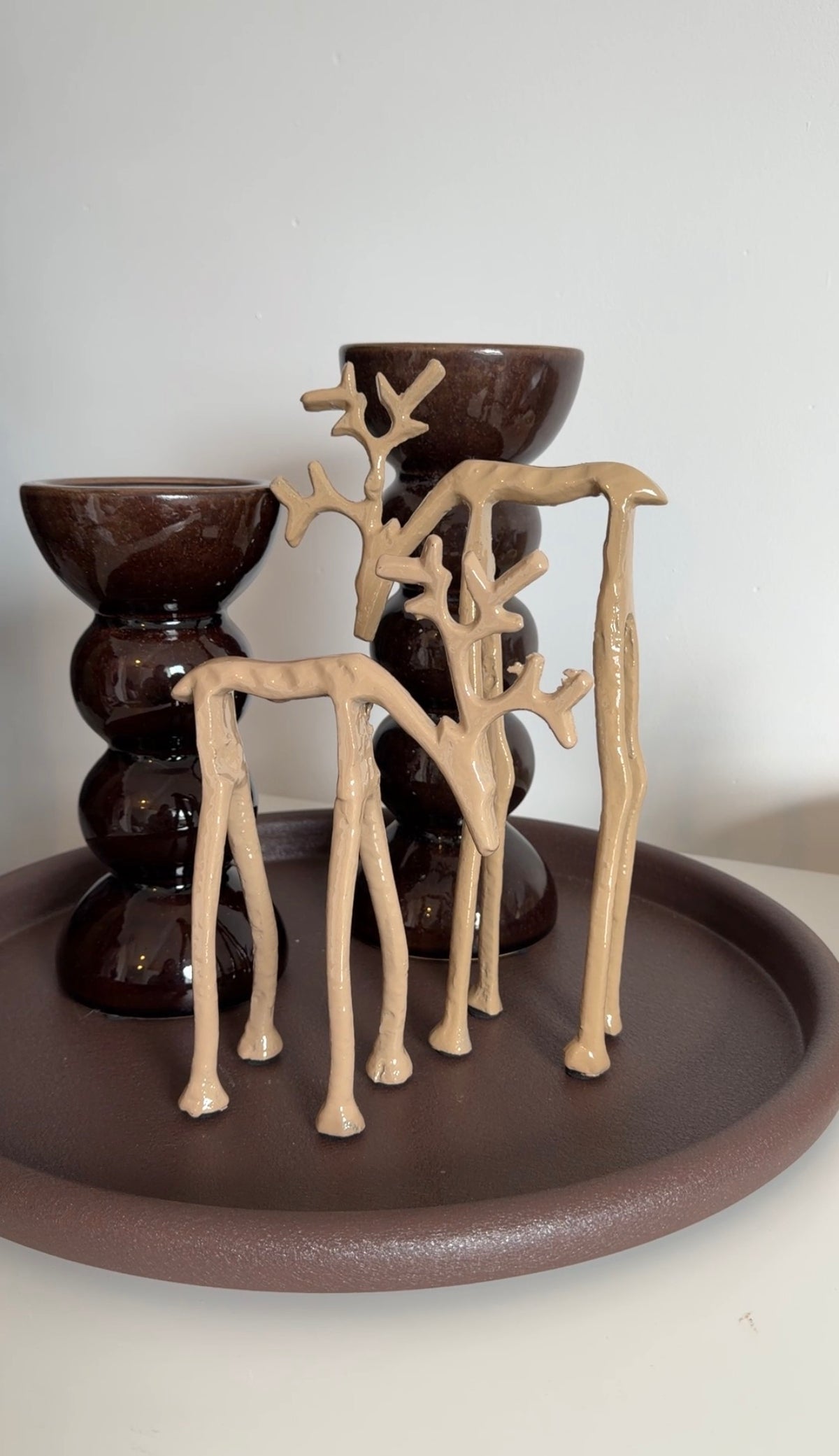 Twee decoratieve rendieren van Light & Living in glanzend beige polyresin, maat S en M