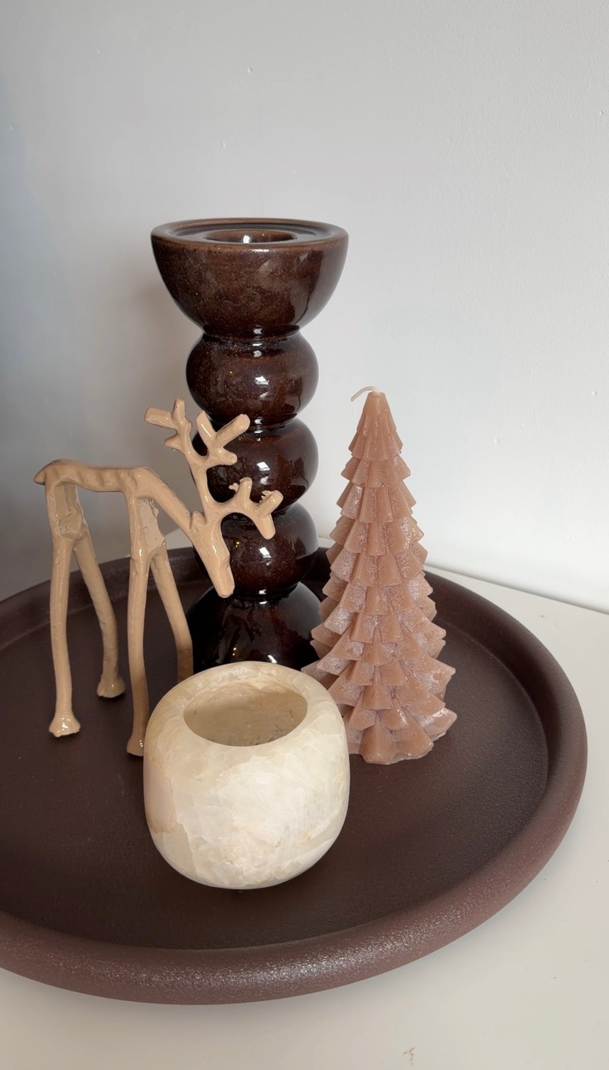 Beige rendier kerstdecoratie van Light & Living op een bruin dienblad met kandelaars