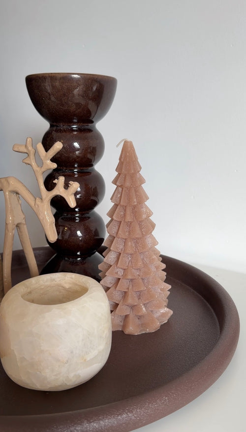 Beige kerstboomkaars van 19,3 cm hoog op een bruin dienblad met rendier en kandelaar