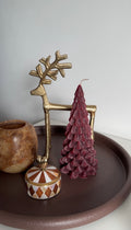 Burgundy kerstboomkaars van 19,3 cm op een bruin dienblad met gouden rendier