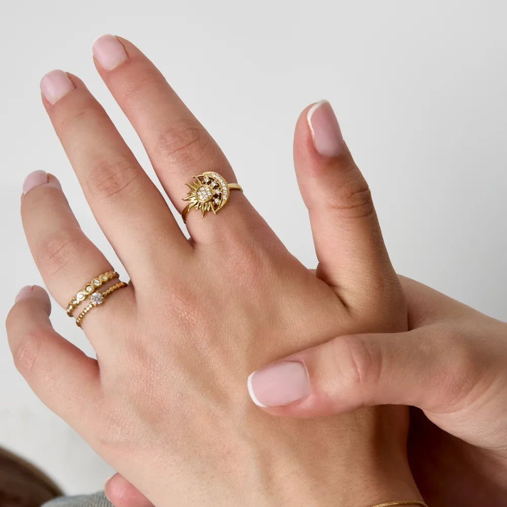 Ring Luna goud met rhinestones en zon maan design gedragen om de vinger