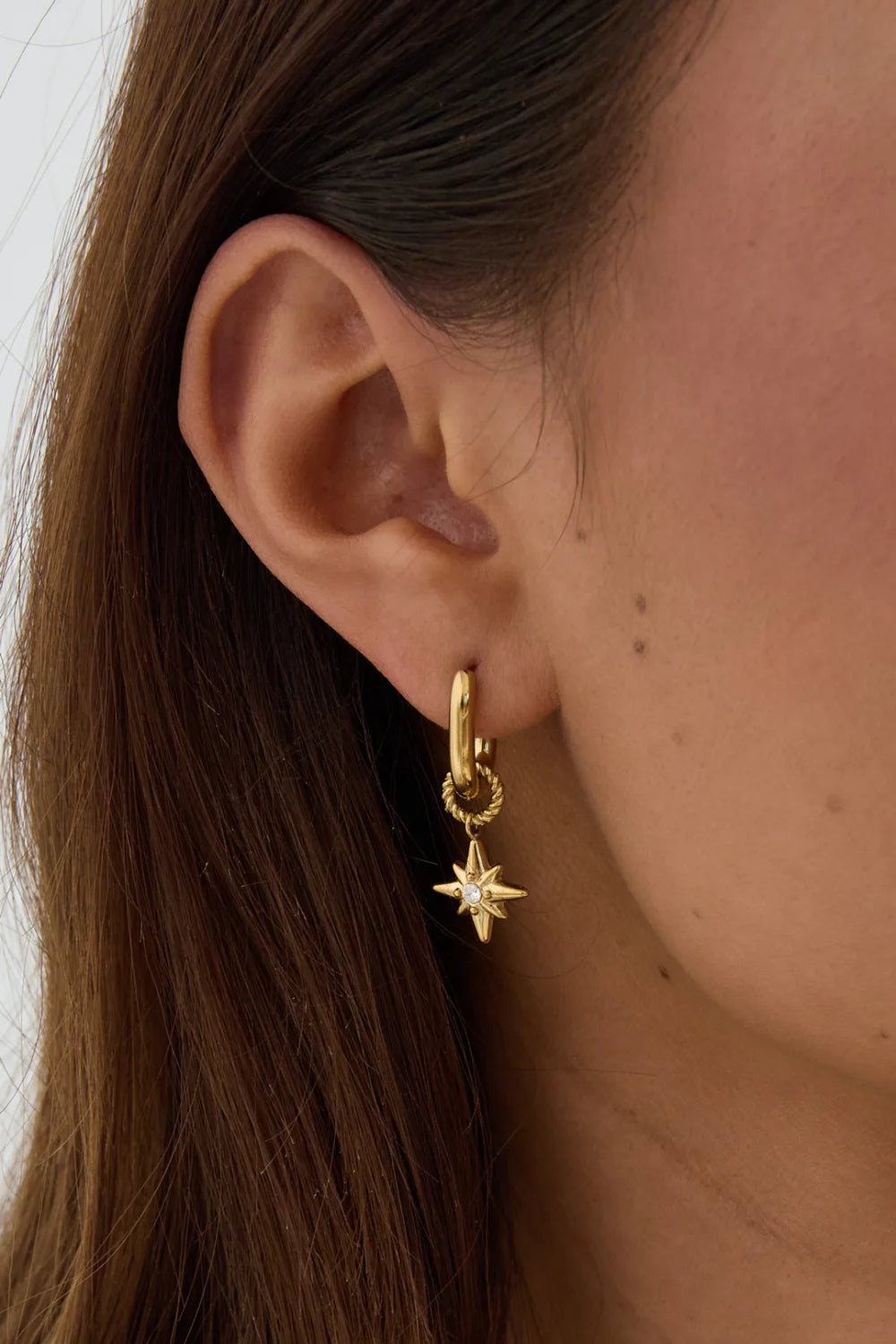 Shooting Star gouden ster oorbellen met hanger gedragen