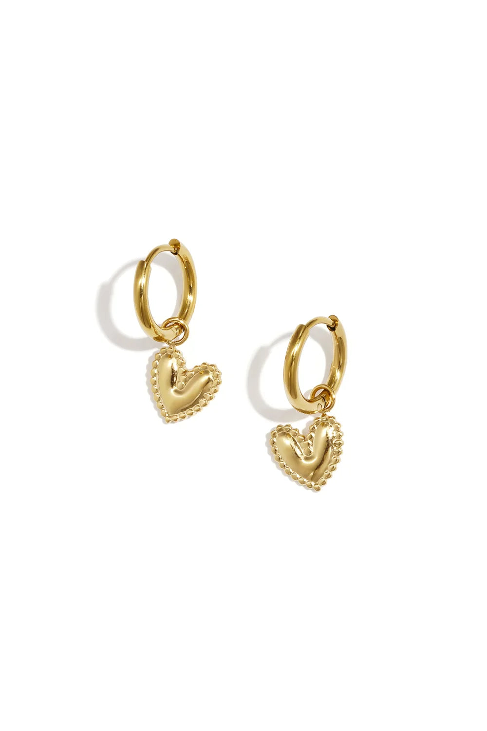 Gouden stainless steel oorringen met hangende hartjes en decoratieve rand – Mysa Lifestyle